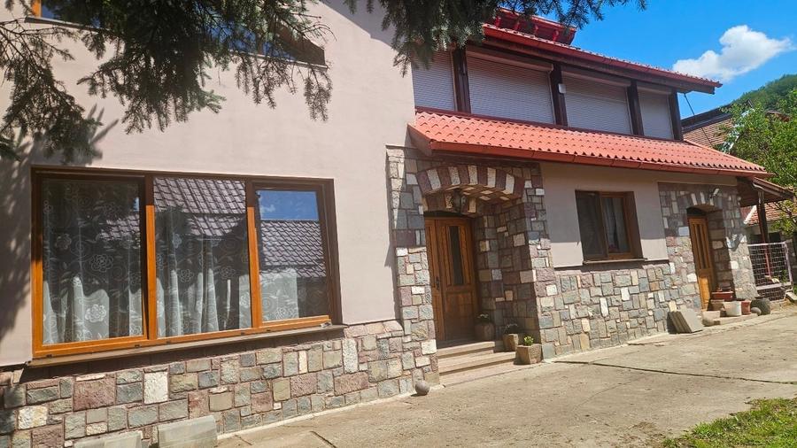 Casă individuală cu 8 camere cu Teren 4500 Mp în Vâlcele