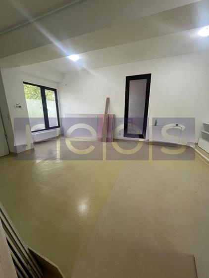Apartament cu 5 camere decomandat în Mihai Bravu