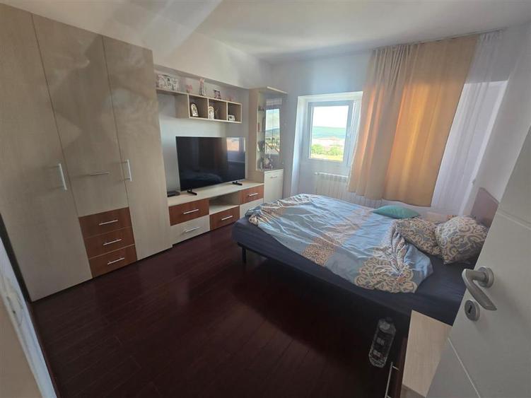 Apartament cu 3 camere decomandat, mobilat în Central