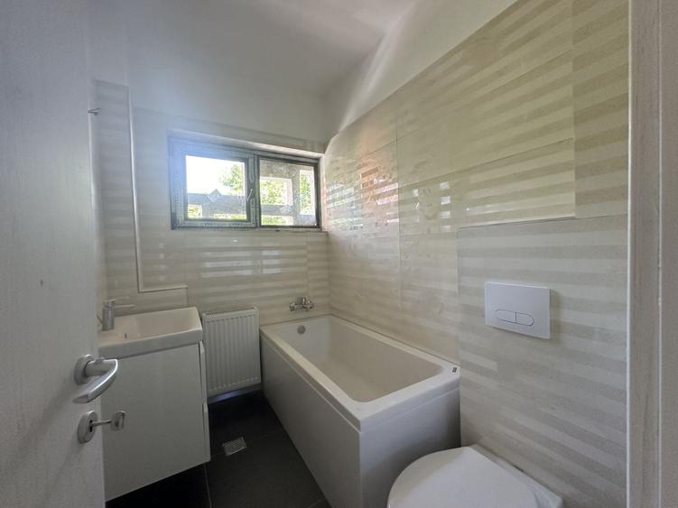 Casă individuală cu 8 camere cu Canalizare în Primăverii