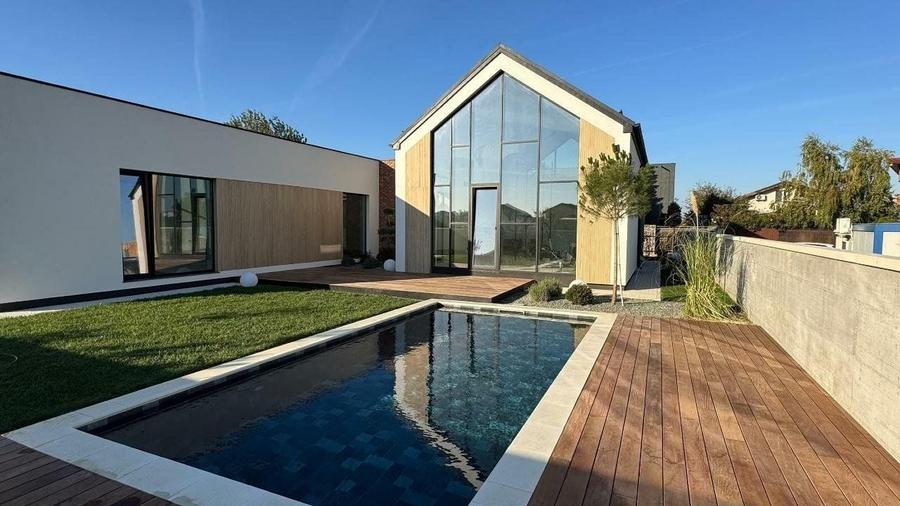Casă individuală cu 4 camere cu Piscina în Est