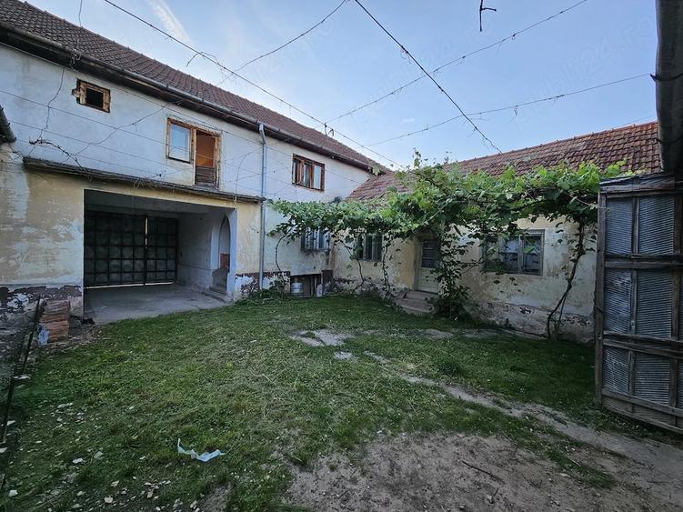 Casă cu 7 camere cu Teren 2000 Mp în Poienii de Jos