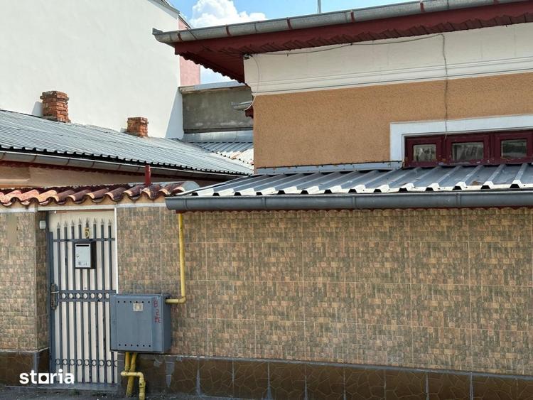 Casă individuală cu 6 camere cu Canalizare în Rahova