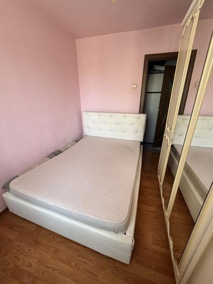 Apartament cu 3 camere semidecomandat în Craiovița Nouă