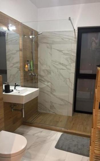 Apartament cu 2 camere semidecomandat, mobilat în Băneasa