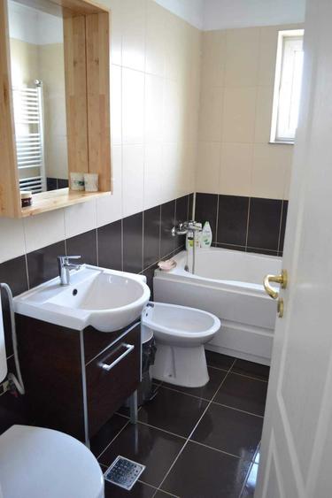 Apartament cu 3 camere semidecomandat în Central