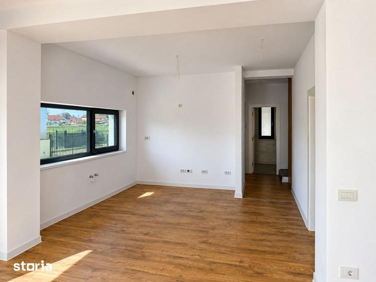 Casă cu 4 camere cu Teren 300 Mp în Stupini