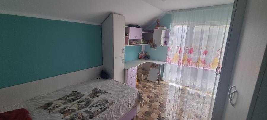 Casă individuală cu 5 camere cu Teren 1140 Mp în Periferie