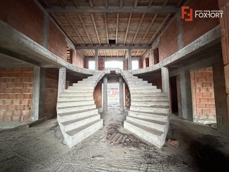 Casă individuală cu 7 camere cu Garaj în Peciu Nou