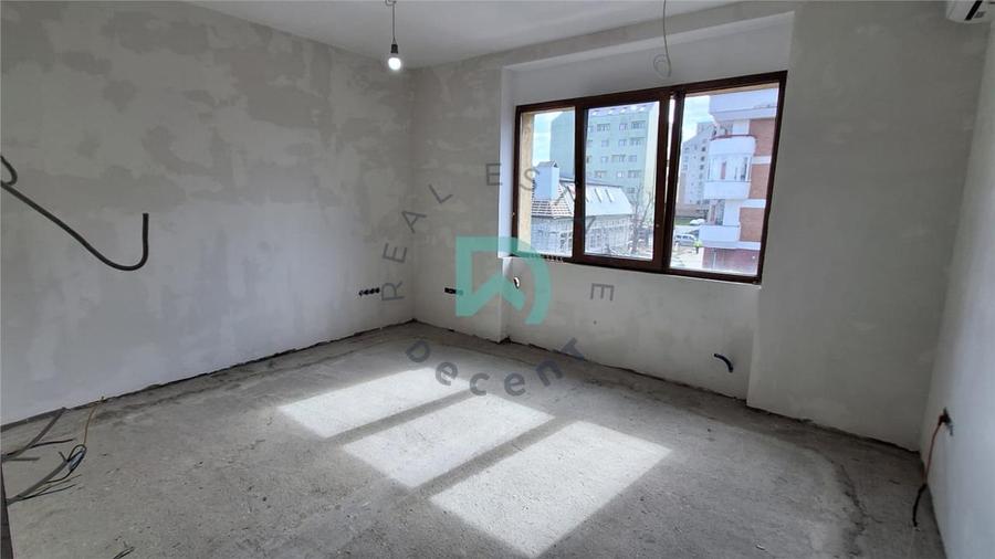 Apartament cu 3 camere decomandat în Sub Arini