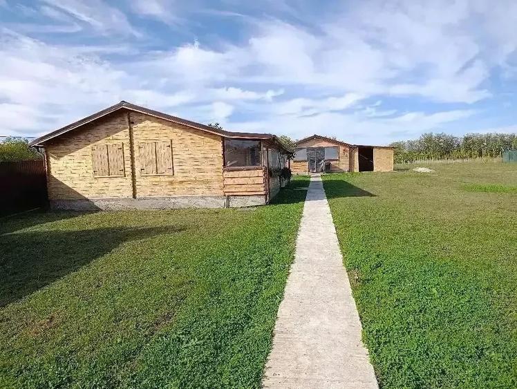 Casă cu 2 camere cu Teren 10000 Mp în Central