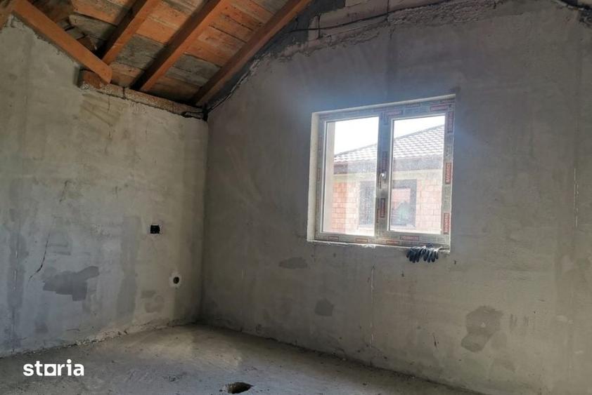 Casă cu 5 camere cu Teren 388 Mp în Șimnicu de Sus