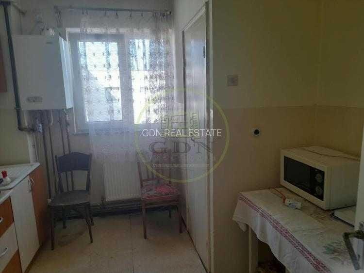 Apartament cu 3 camere decomandat în Exterior Vest