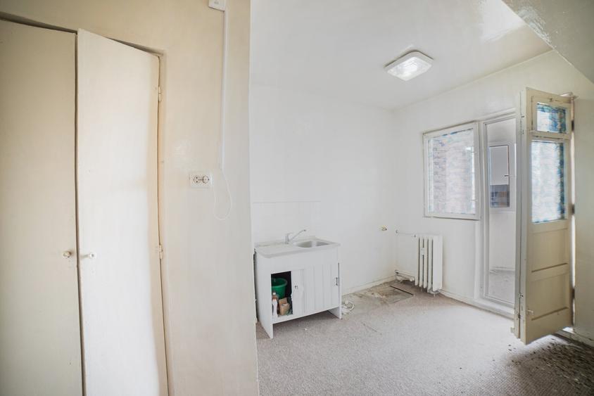 Apartament cu 4 camere decomandat în Colentina