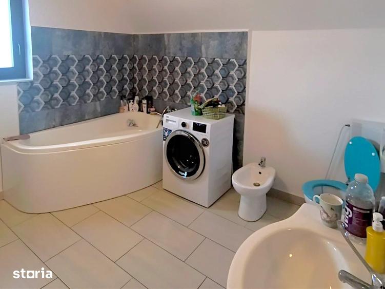 Casă cu 5 camere cu Teren 1000 Mp în Șcheia