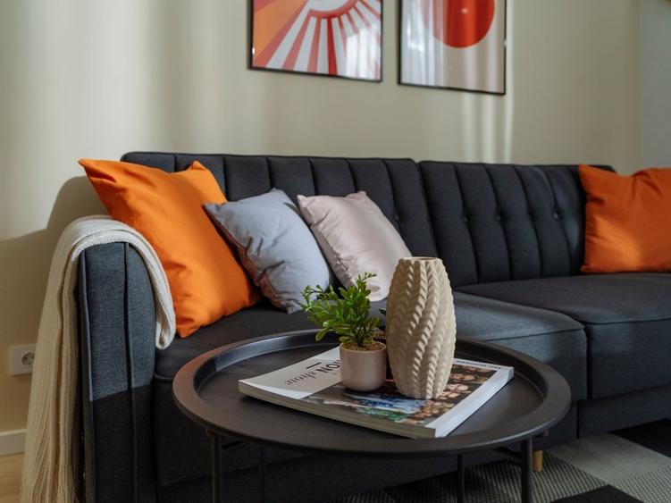 Apartament cu 3 camere semidecomandat, mobilat în