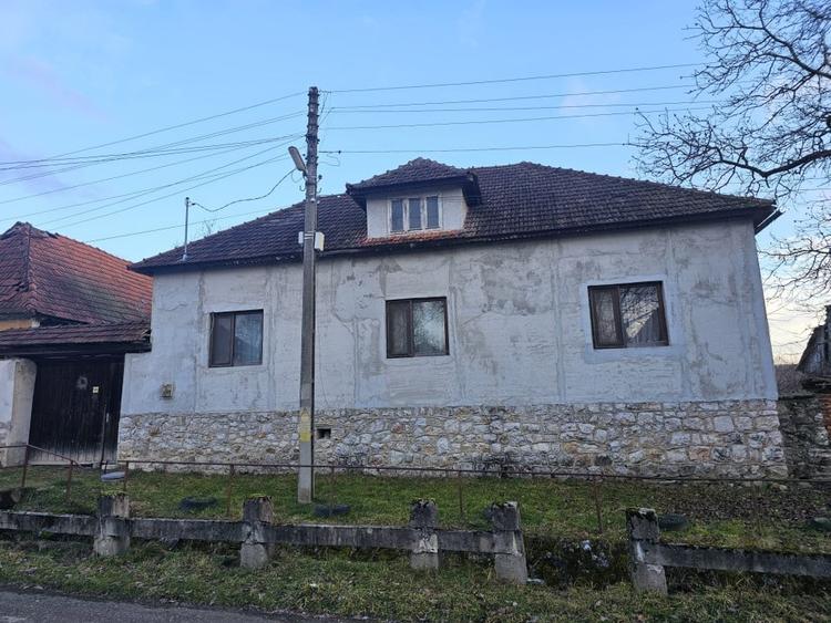 Casă individuală cu 4 camere cu Teren 2500 Mp în Vărzarii de Jos
