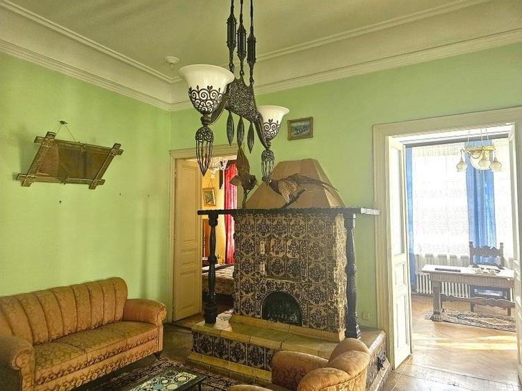 Casă cu 8 camere cu Garaj în Unirii