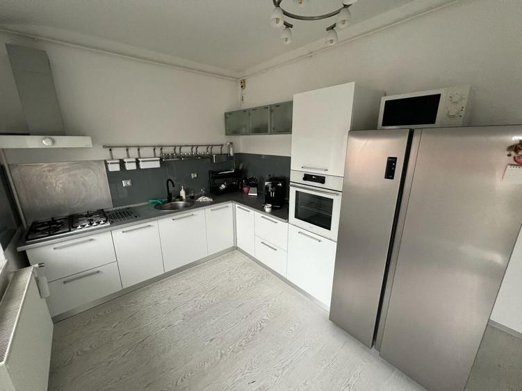 Apartament cu 4 camere decomandat în Central