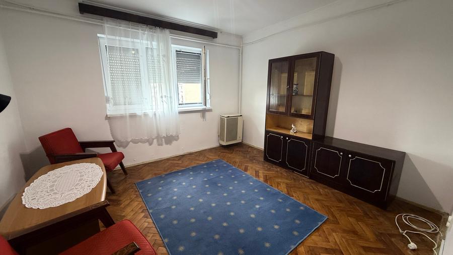 Apartament cu 3 camere semidecomandat în Central