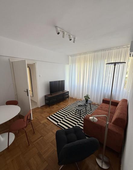 Apartament cu 3 camere semidecomandat, mobilat în P-ța Romană
