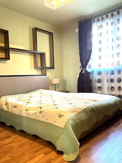 Casă individuală cu 8 camere cu Canalizare în Breaza