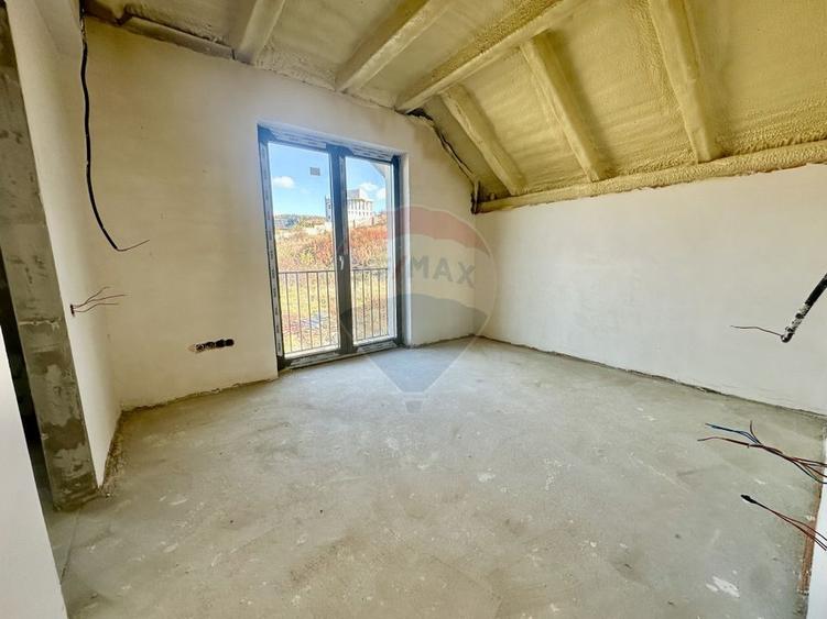 Casă individuală cu 7 camere cu Teren 350 Mp în Sălicea