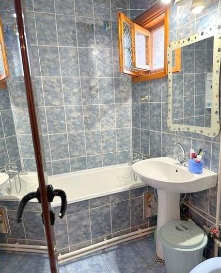 Apartament cu 3 camere semidecomandat, mobilat în Micro 38