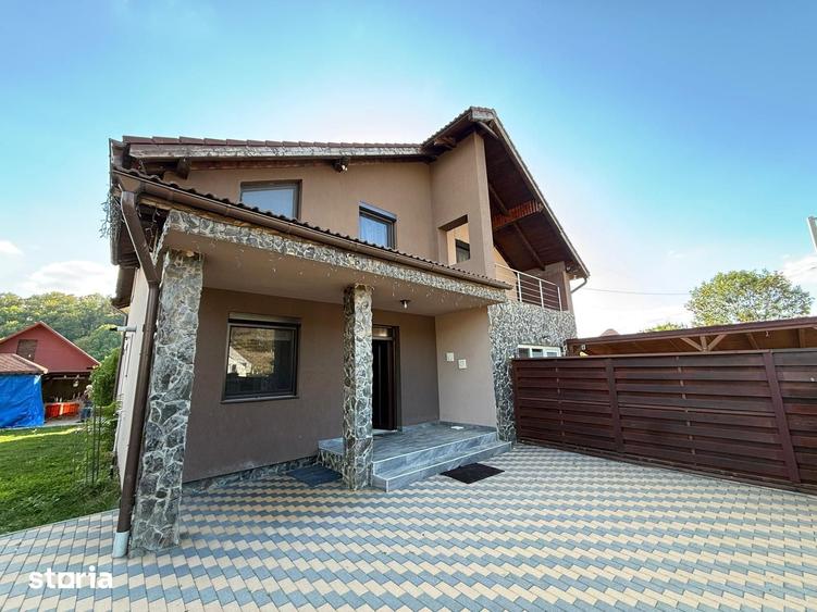 Casă cu 4 camere cu Teren 500 Mp în Corunca