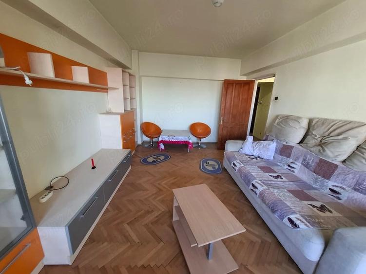 Apartament cu 3 camere decomandat în Calea București