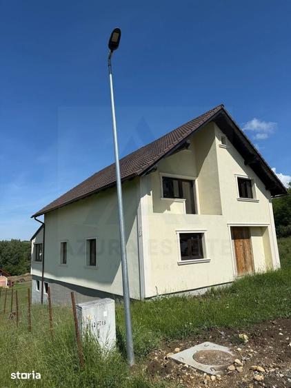 Casă individuală cu 4 camere cu Canalizare în Slimnic