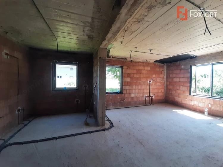 Casă cu 5 camere cu Teren 300 Mp în Ghiroda