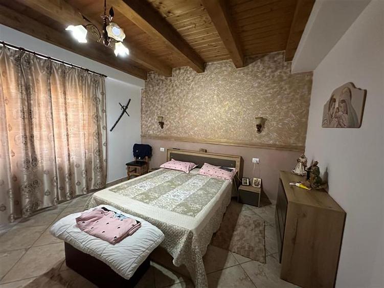Casă individuală cu 4 camere cu Teren 330 Mp în Central