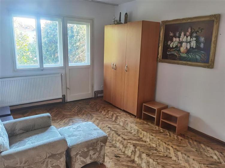 Apartament cu 4 camere semidecomandat în Aurel Vlaicu
