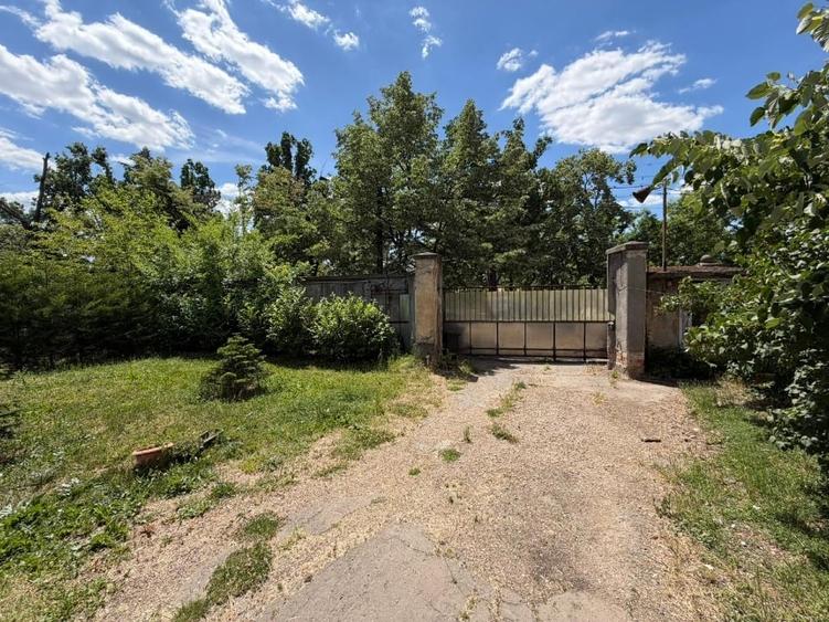 Proprietate specială, de 1,230 mp, în Central