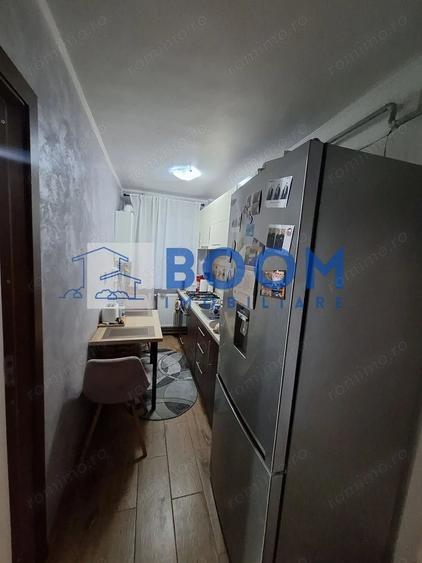 Apartament cu 3 camere semidecomandat în Ostroveni