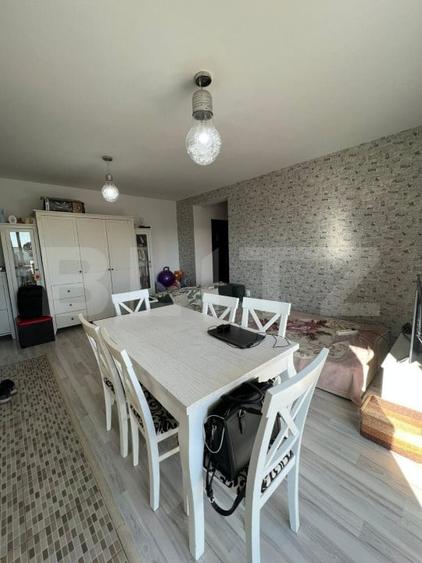 Apartament cu 3 camere semidecomandat, mobilat în Florești