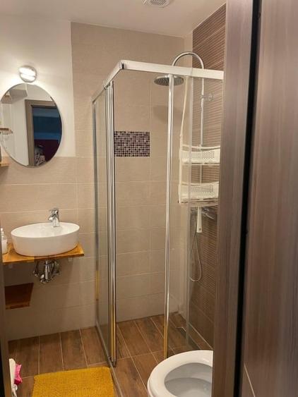 Apartament cu 3 camere semidecomandat, mobilat în Sebastian