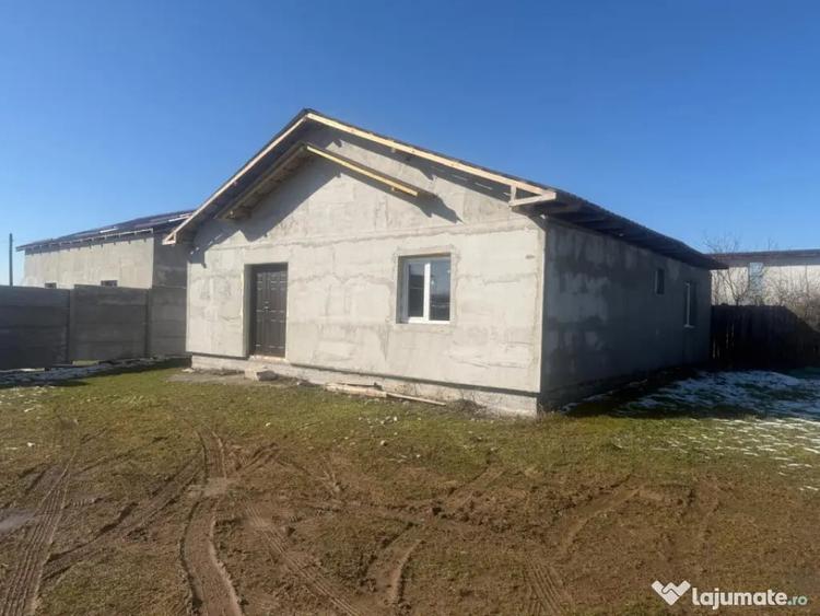 Casă cu 3 camere cu Teren 560 Mp în Coșoveni