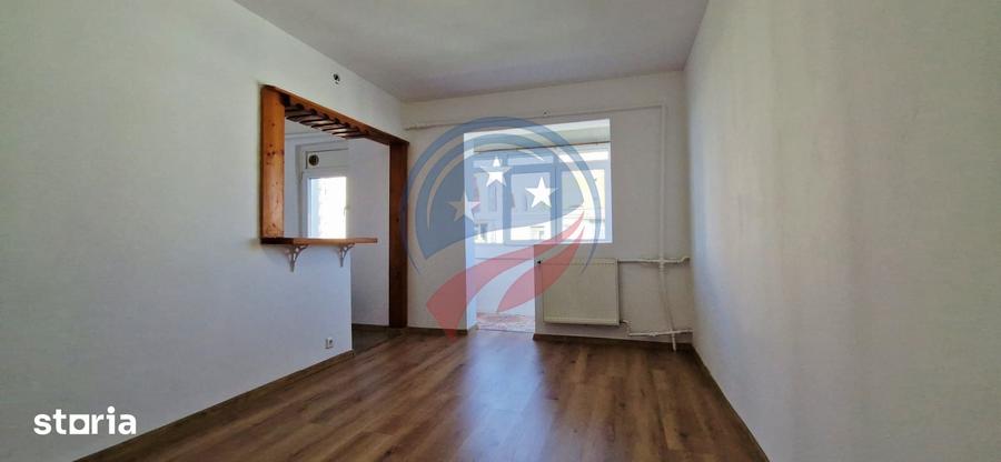 Apartament cu 3 camere semidecomandat în Craiovița Nouă