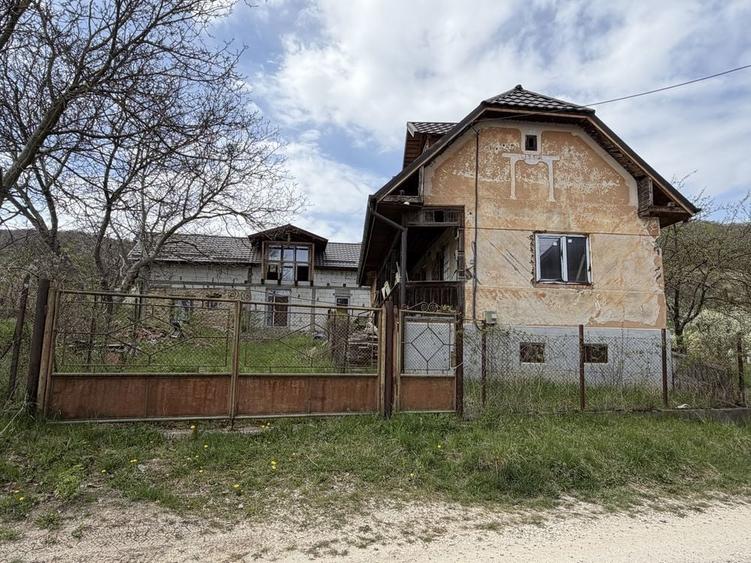 Casă cu 4 camere în Moldovenești