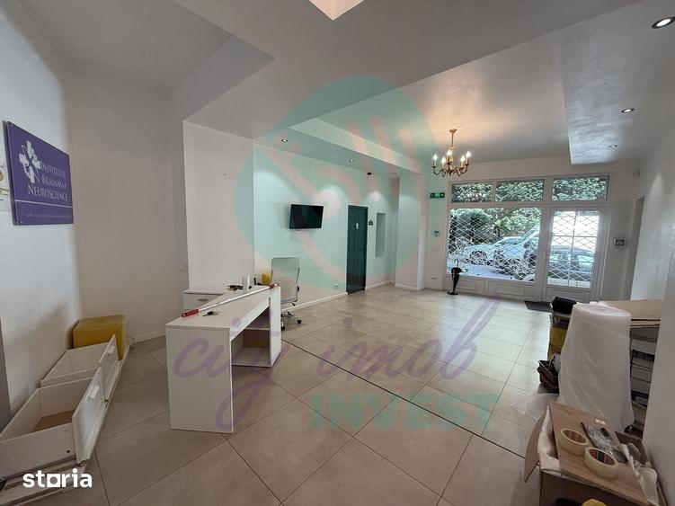 Casă cu 10 camere cu Teren 215 Mp în Tei