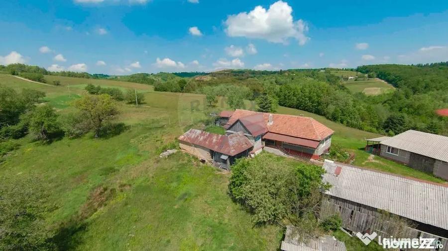 Casă cu 5 camere cu Teren 55706 Mp în Valea Târnei