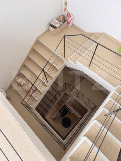Casă individuală cu 9 camere cu Canalizare în Dâmbul Rotund