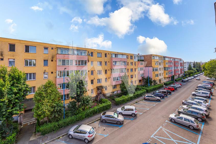 Vânzare apartament cu 2 camere,  2 balcoane, decomandat - zona Tractorul - 1