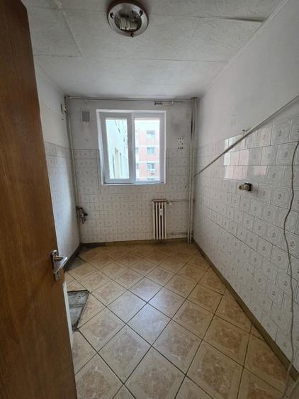 Apartament cu 4 camere semidecomandat în Titan