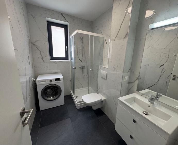 Apartament cu 3 camere semidecomandat în Chinteni
