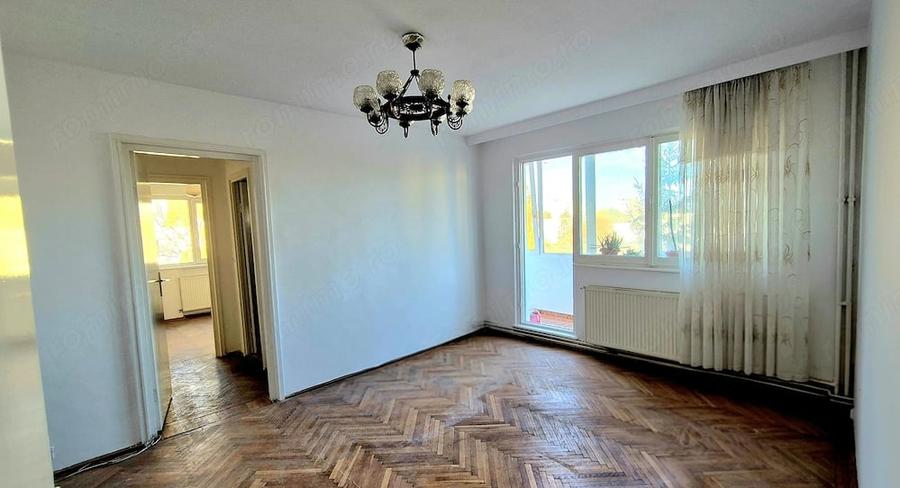 Apartament cu 3 camere semidecomandat în Astra