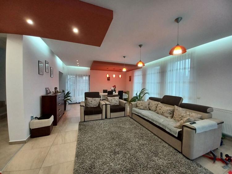 Casă individuală cu 5 camere cu Canalizare în Iris
