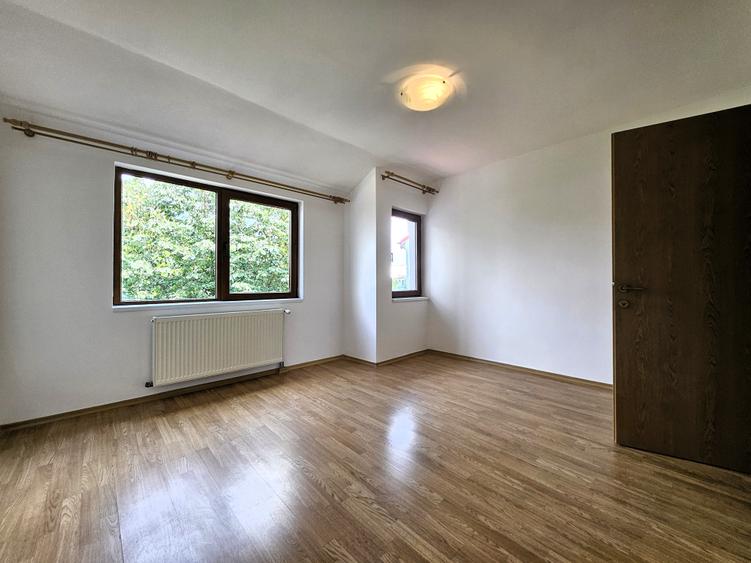 Apartament 4 camere / vila / Giulesti / Intr. Pinului / curte 54 mp / comision 0 - 4